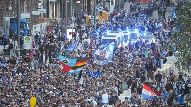 Photography: Hamburg's football fans cheer and celebrate on the Jungfernstieg - the second division teams of the men and women of Hamburger SV have risen to the Bundesliga.