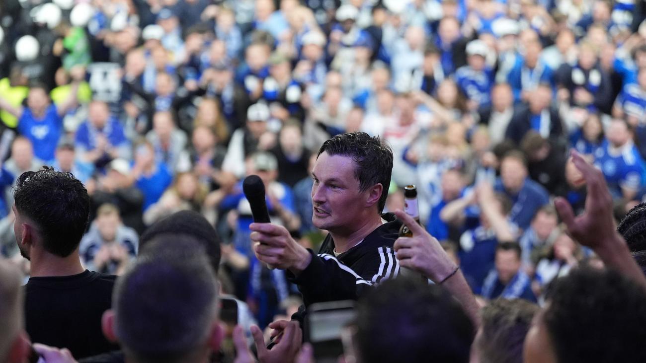 2. Fußball-Bundesliga: Doppelaufstieg in Bundesliga: HSV feiert in Innenstadt