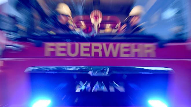 Reutlingen: Ein Fußgänger wird in Reutlingen bei einem Feuerwehreinsatz lebensgefährlich verletzt. (Symbolbild)