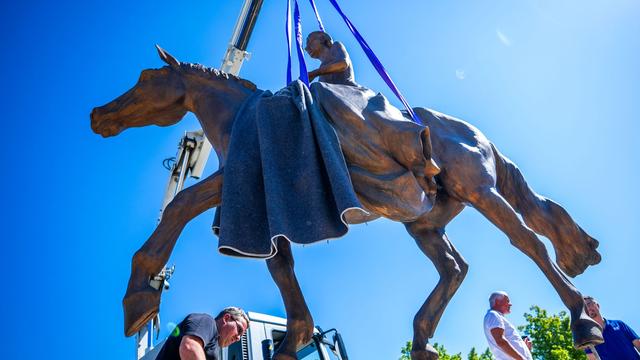 Denkmäler: Ein Jahr nach Unfall - Denkmal "Reitende Alexandrine" zurück