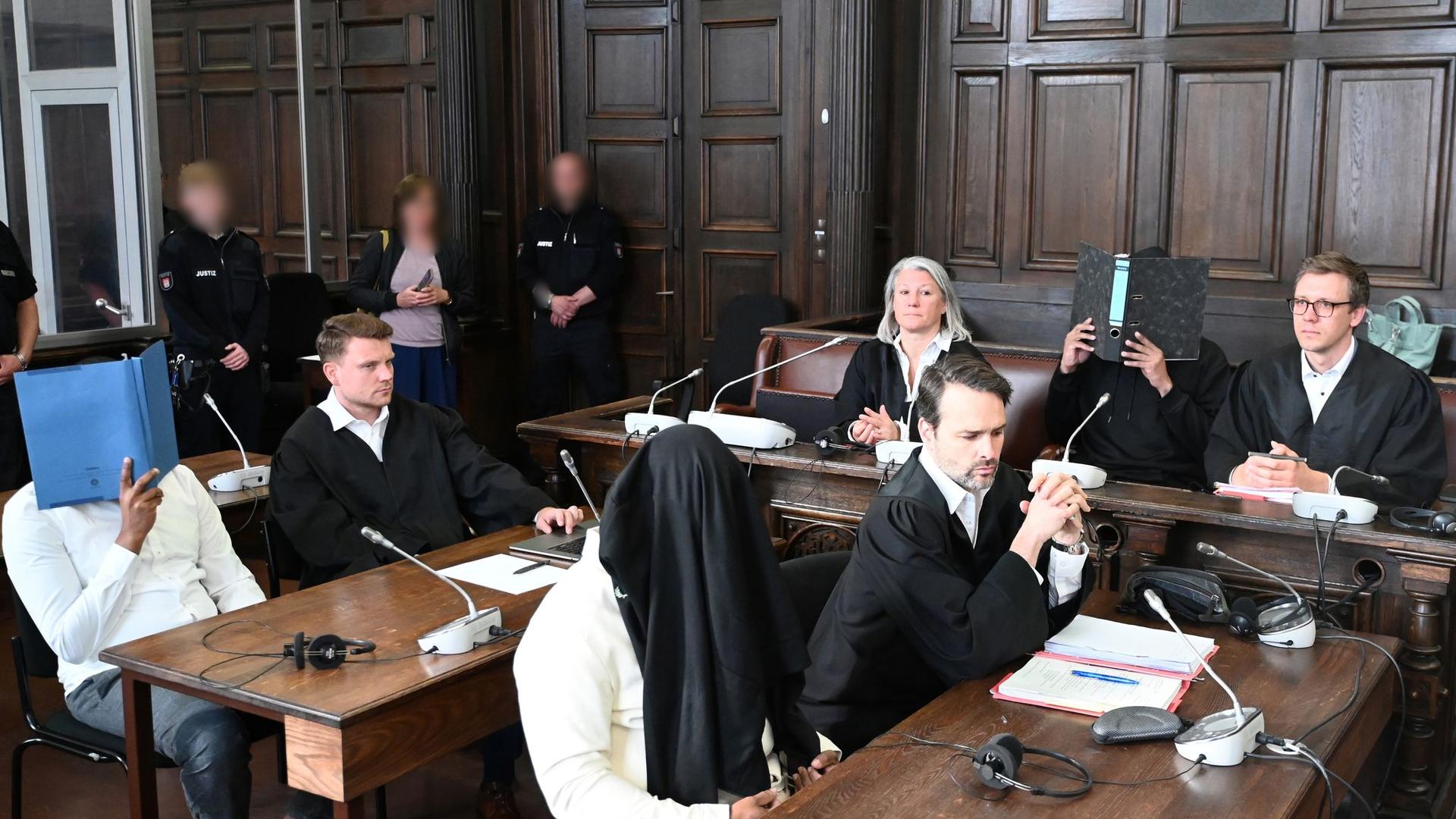 Kriminalität: Nach Mord an 69-Jährigem in Hamburg: Drei Männer vor Gericht