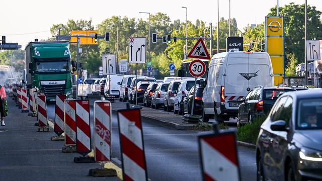 Marode Brücke: Stau rund um gesperrte Brücke an der Wuhlheide