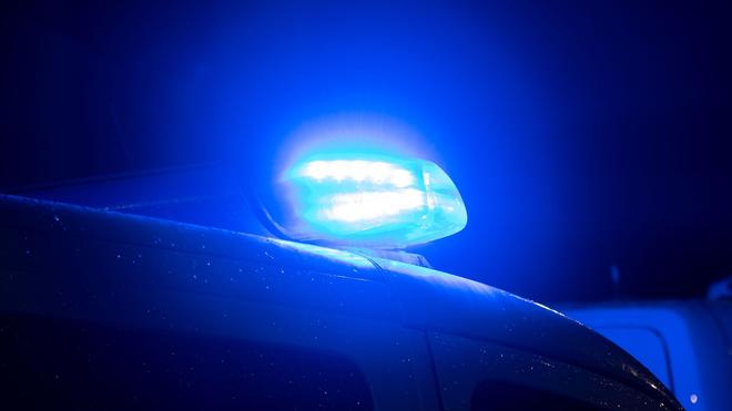 Unfall auf Landstraße: Ein 28-Jähriger wird bei einem Unfall schwer verletzt. Die Polizei ermittelt zu den Hintergründen. (Symbolfoto)