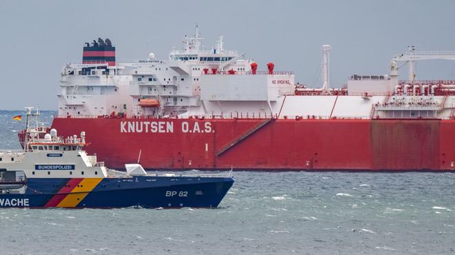 Schifffahrt: Der LNG-Tanker liegt am Mittag auf der Reede Sassnitz.