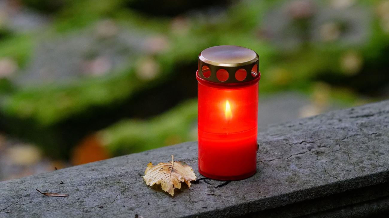 Trockenheit: Nürnberg untersagt Grablichter mit offener Flamme