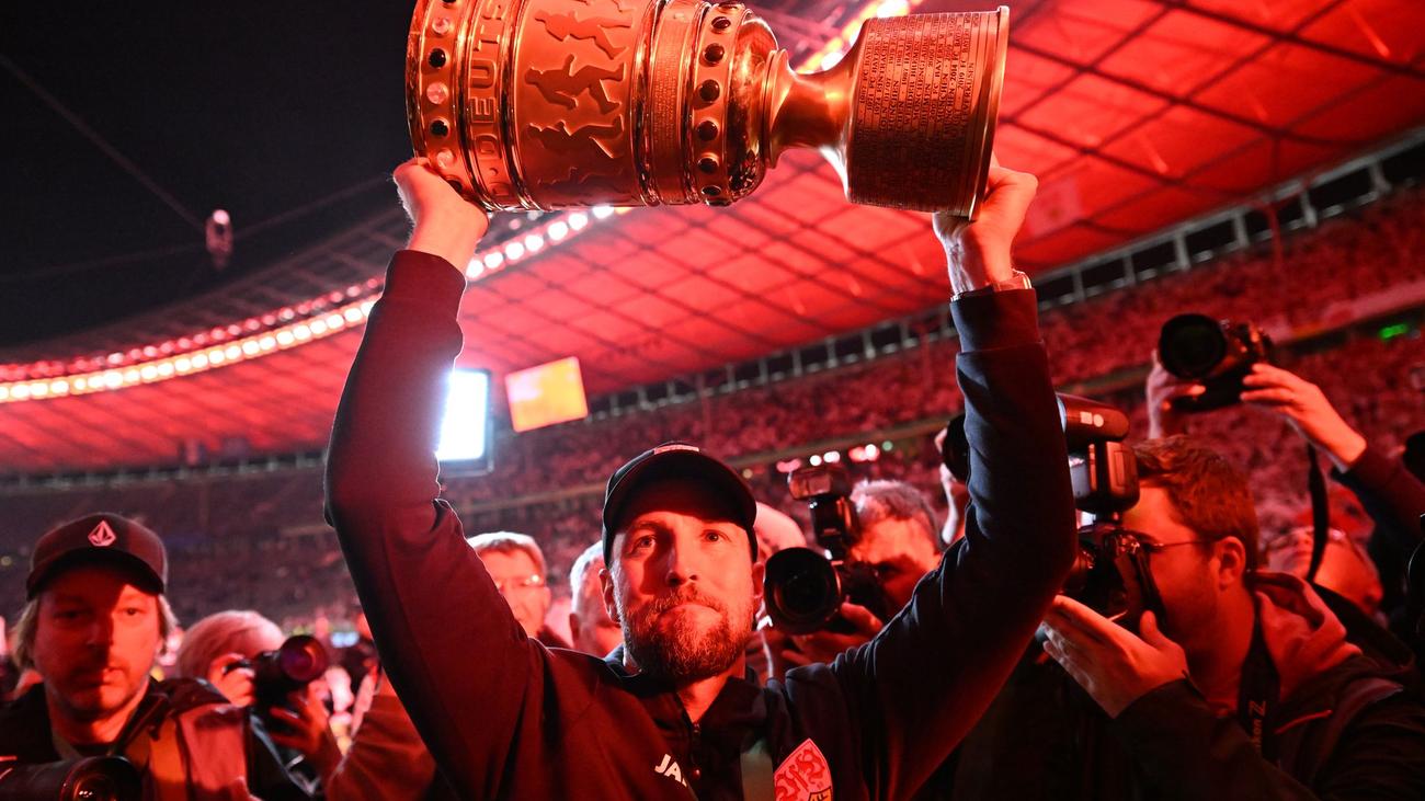 VfB-Partynacht nach Pokalsieg: Selbst mit DFB-Pokal: Hoeneß zweifelt an Berghain-Zutritt