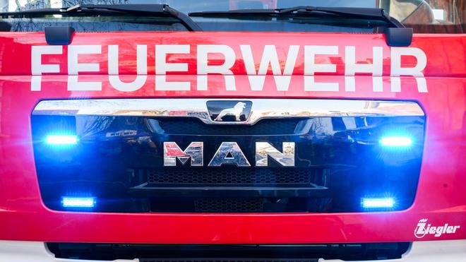 Gewaltkriminalität: Trotz seiner Verletzungen konnte sich der 43-Jährige aus dem brennenden Haus ins Freie retten. (Symbolbild)