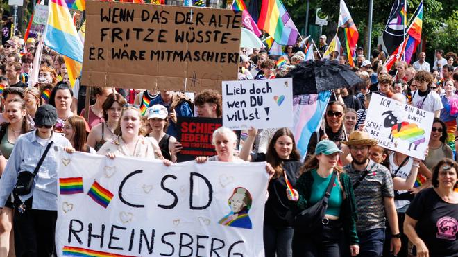CSD-Feier: Friedlicher CSD mit rund 1.300 Besuchern in Rheinsberg | DIE ...