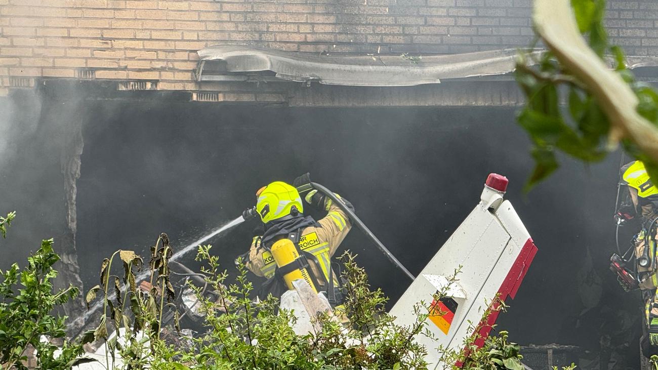Unfälle: Zwei Tote bei Flugzeugabsturz auf Wohnhaus