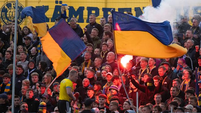 Football: fans of 1. FC Lok Leipzig during the first leg against Havelse.