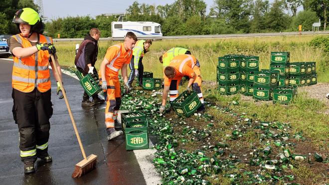 A45 Aschaffenburg के पास: सफाई के काम के दौरान, सवारी और प्रस्थान बंद हो गया था।
