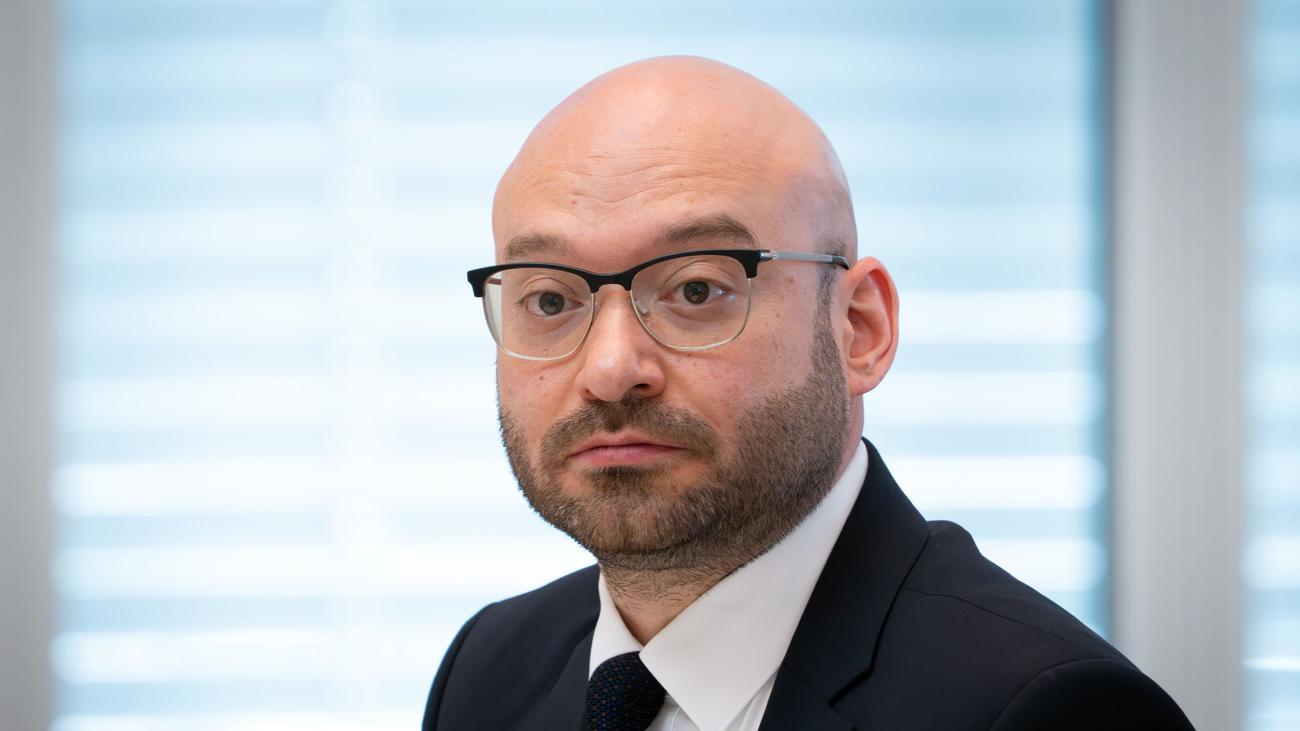 Streit um Nachrichtendienst: Innenminister überprüft Strukturen beim Verfassungsschutz