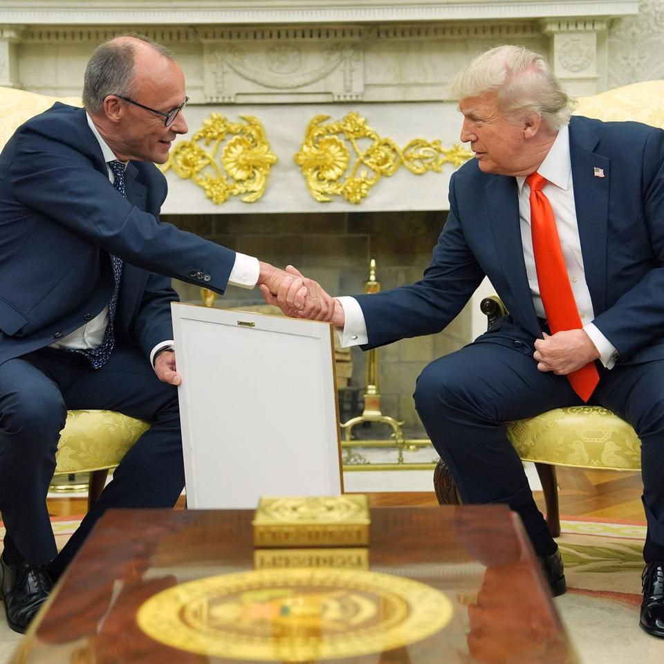 Gastgeschenk im Weißen Haus: Merz schenkt Trump Geburtsurkunde seines  deutschen Vorfahren | DIE ZEIT