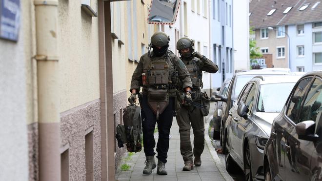 खोज: REMSCHEID में SEK बलों का भी उपयोग किया गया था।