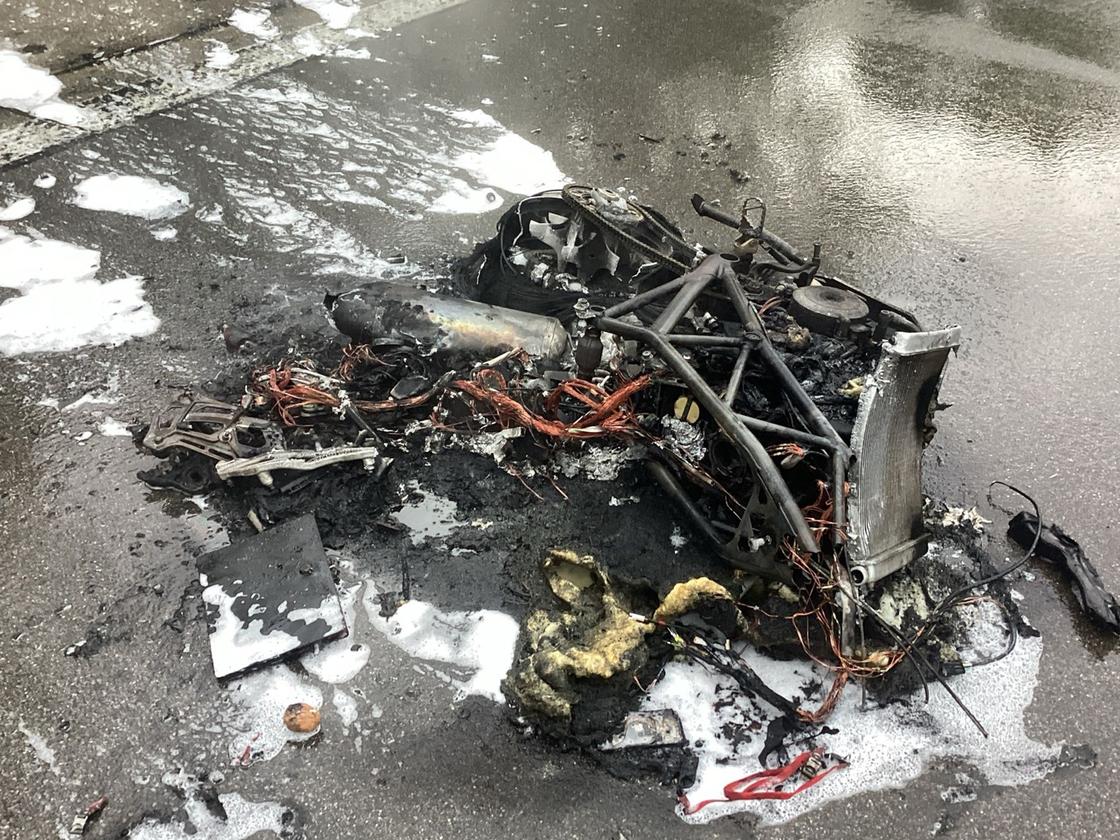 Brennendes Wrack: Motorrad zerschellt - Fahrer nur leicht verletzt