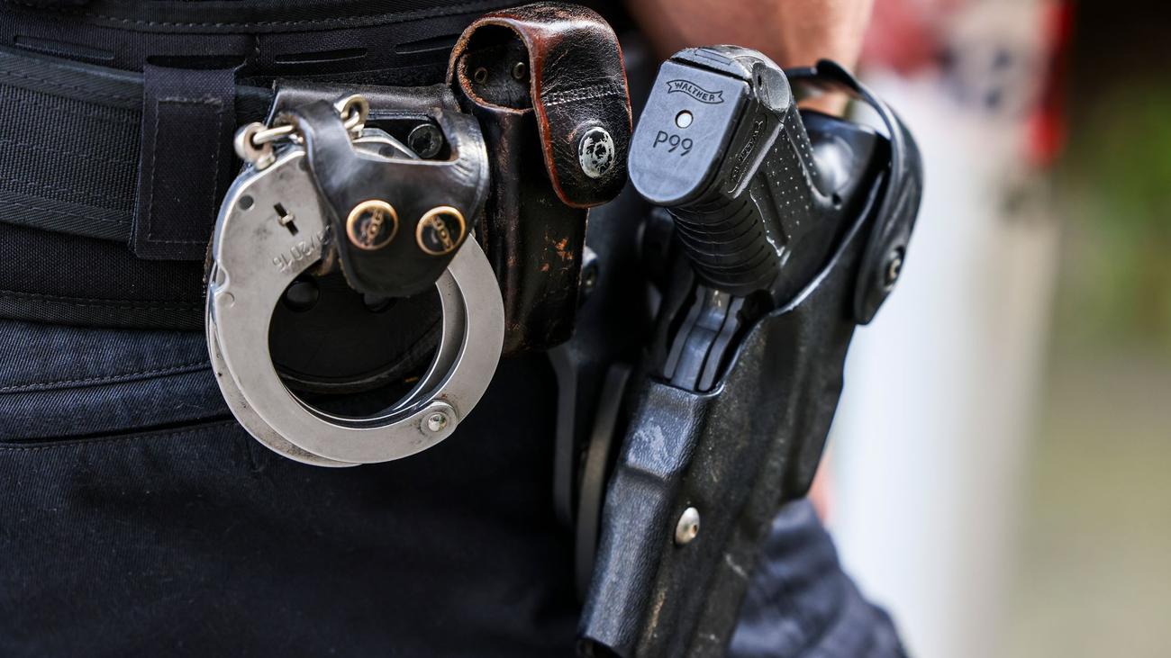 Kriminalität: Mann will an Polizeiwaffen - Schuss trifft Hauswand