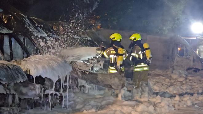  Als die Feuerwehr eintrifft, brannten viele Wagen des Fuhrparks bereits lichterloh.