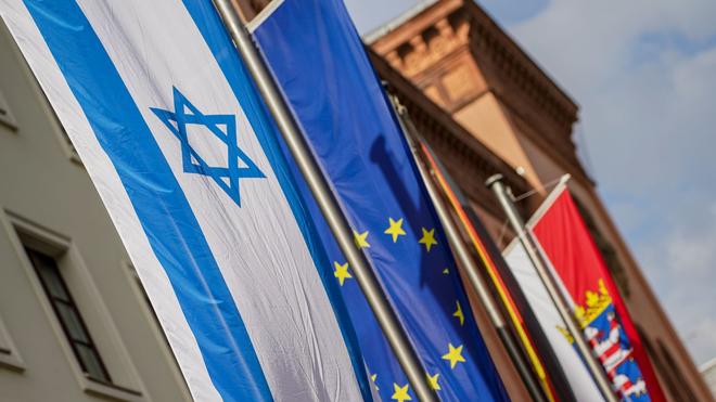  Die Flagge Israels hängt als Zeichen der Solidarität vor dem hessischen Landtag. (Archivbild)