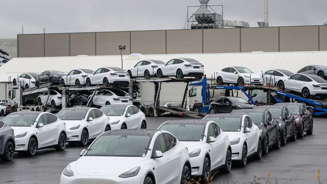  Tesla will als Robotaxis nach bisherigen Angaben zunächst handelsübliche Fahrzeuge des Typs Model Y einsetzen. (Archivbild)