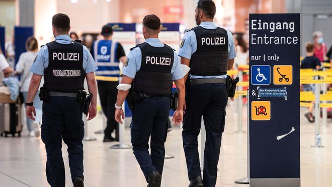  Die Frau fiel Beamten der Bundespolizei bei der Kontrolle am Flughafen auf. (Archivbild)
