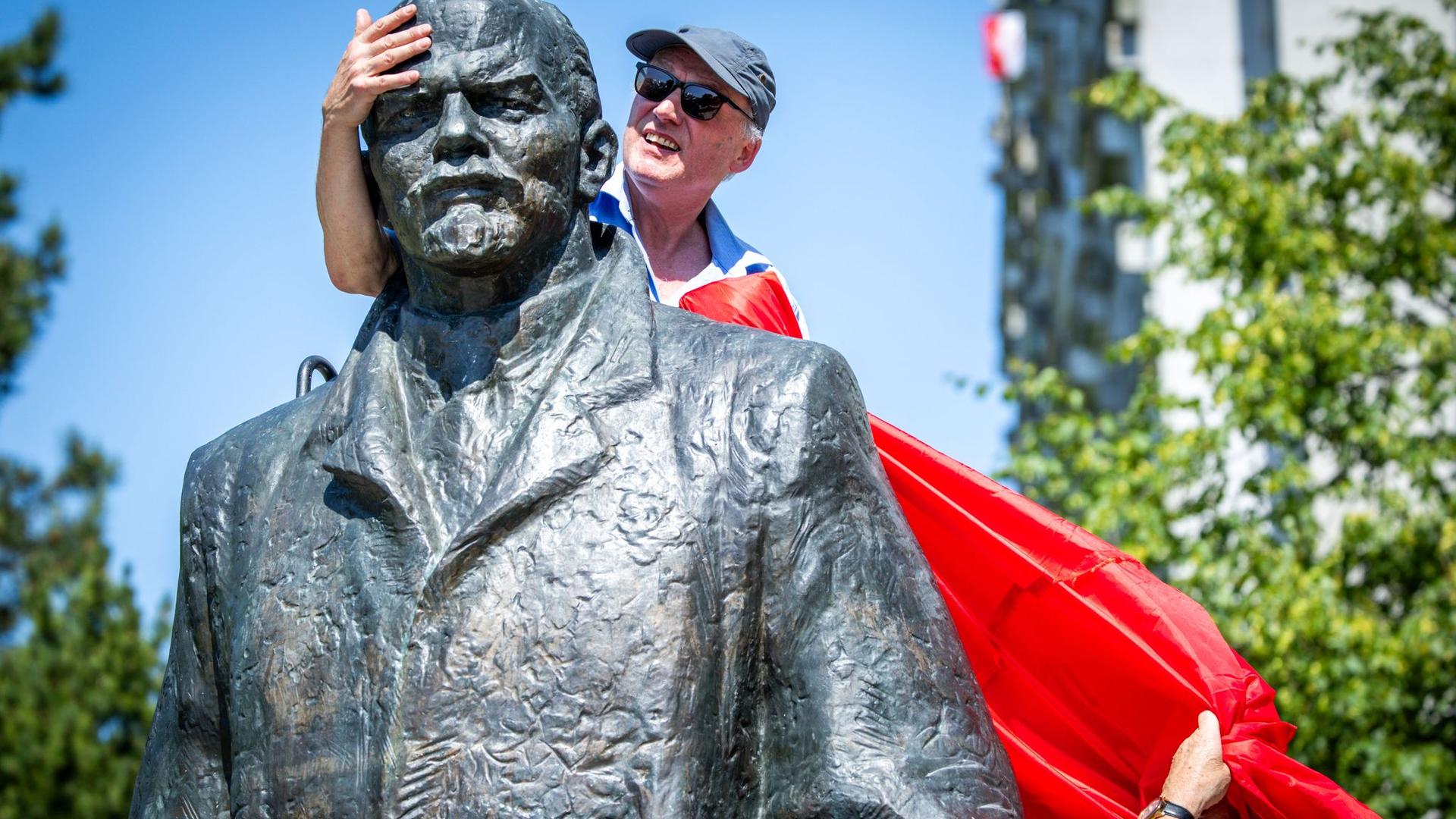 Gewaltherrschaft: Protestaktion gegen Lenin-Denkmal in Schwerin