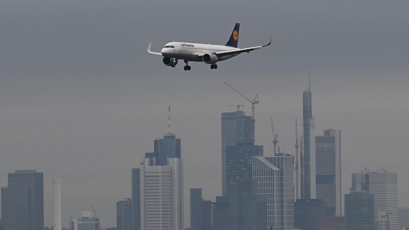 Indien-Flug: Lufthansa-Flieger muss wegen Bombendrohung umkehren