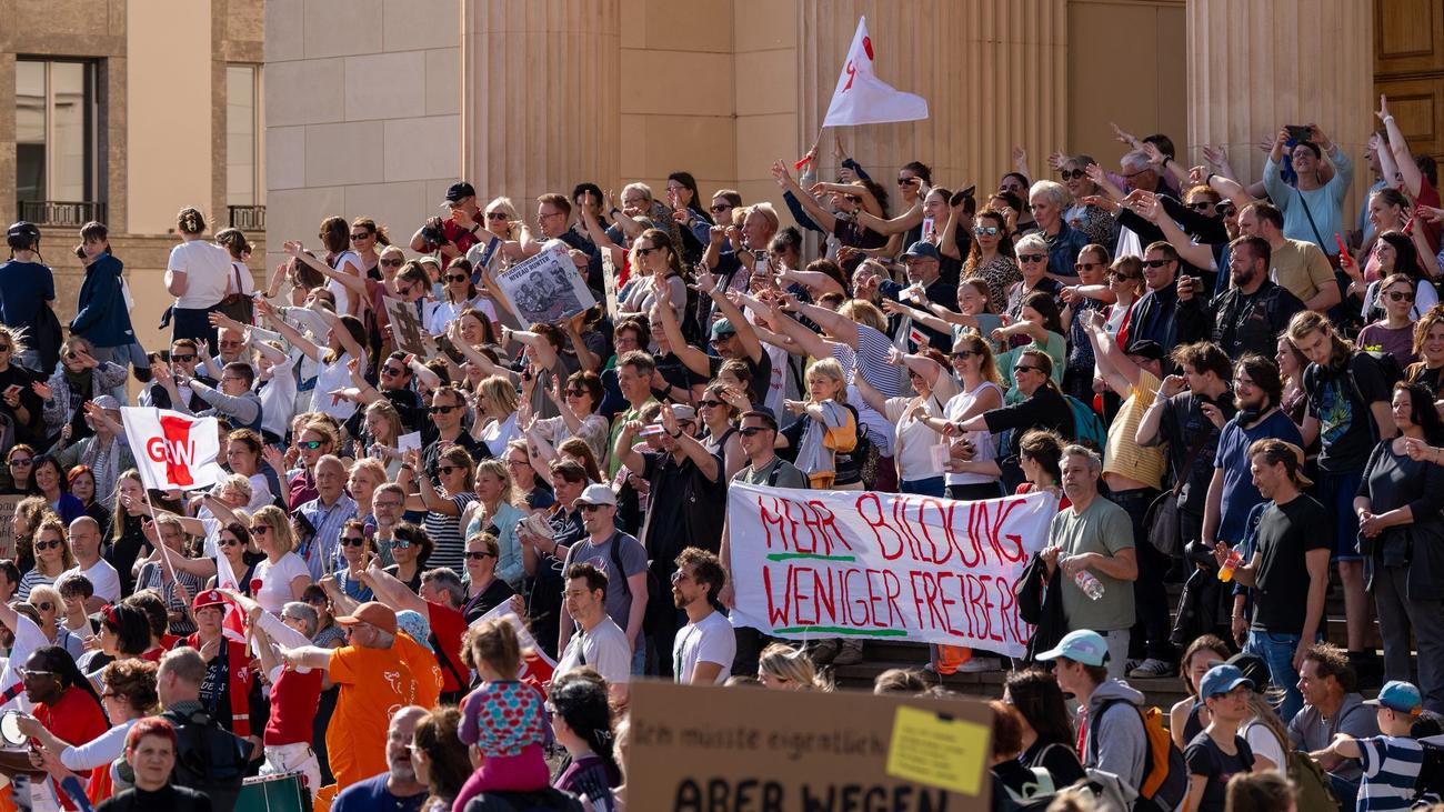 Protest gegen Kürzung: Koalition will nur bei Aufschwung mehr Geld für Bildung
