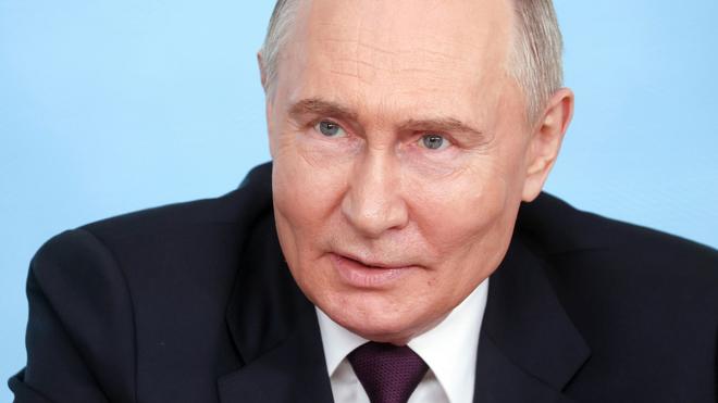  Der russische Präsident Wladimir Putin antwortet auf Fragen von Vertretern von Weltnachrichtenagenturen. (Archivbild)