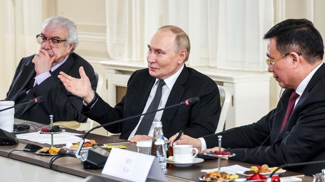  Der russische Präsident antwortet auf Fragen von Vertretern internationaler Nachrichtenagenturen.