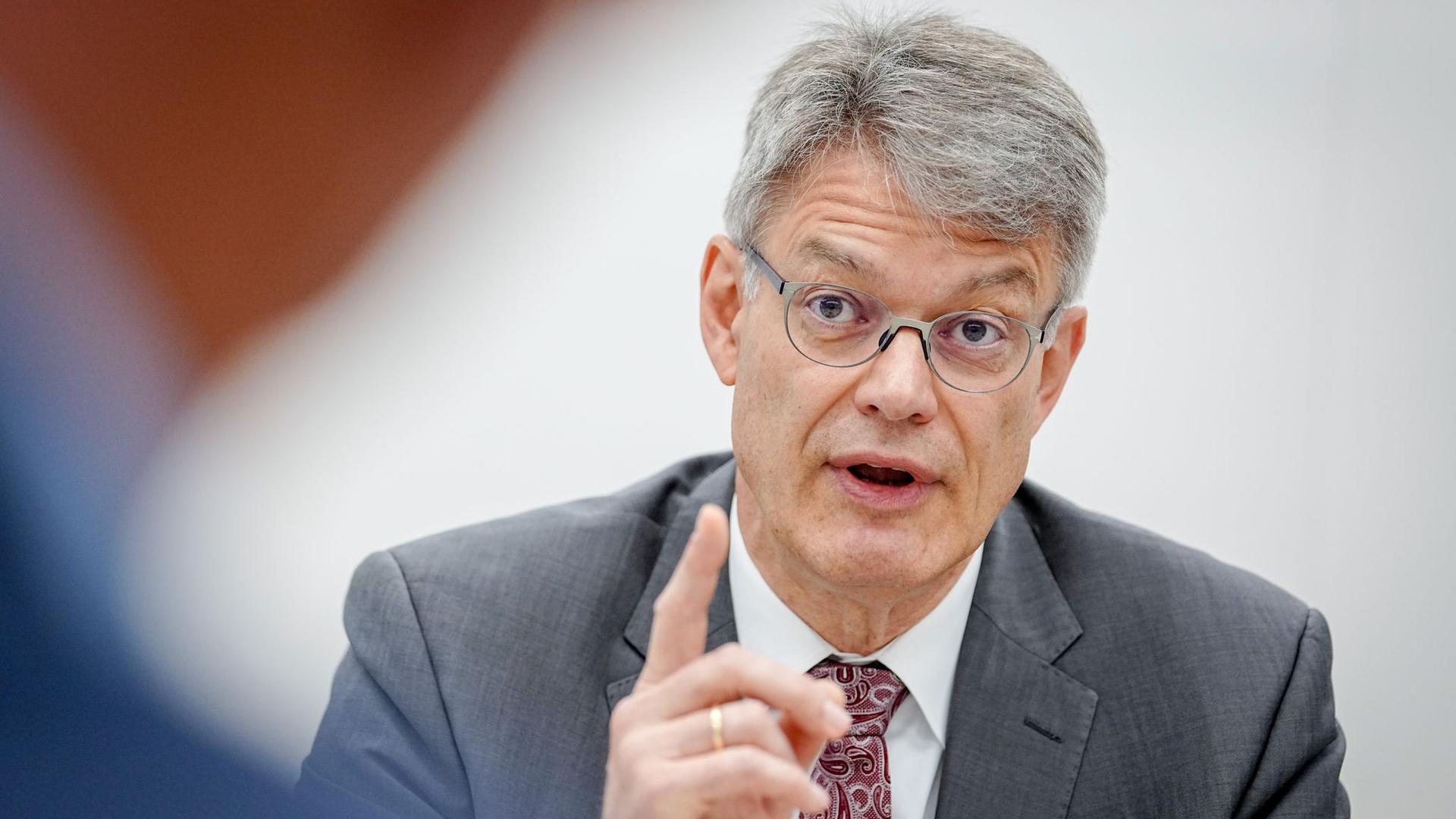 Krise bei der Deutschen Bahn: Verkehrsminister kündigt Bahn-Strategie bis Spätsommer an