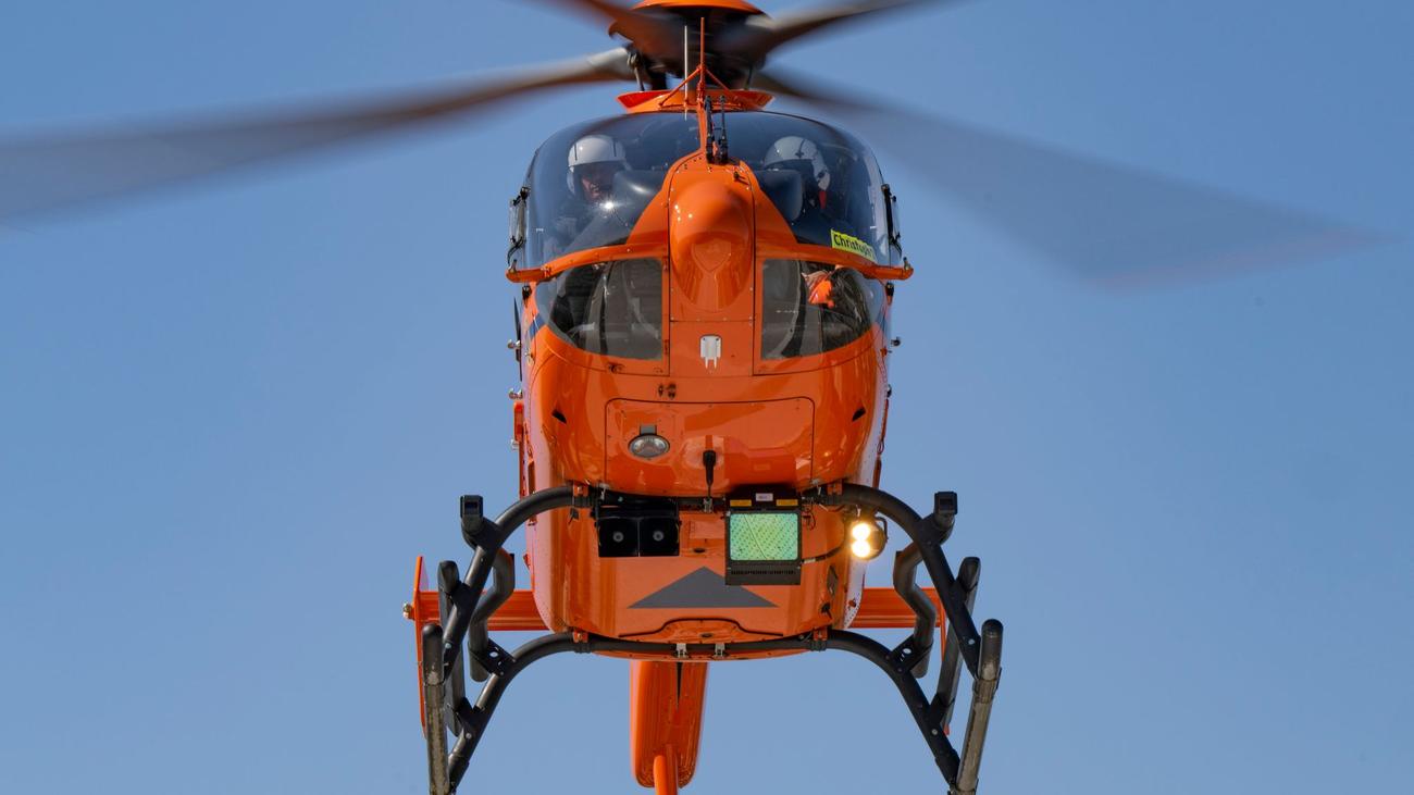 Rettungshubschrauber-Einsatz: 18-Jährige von Bahn erfasst und schwer verletzt