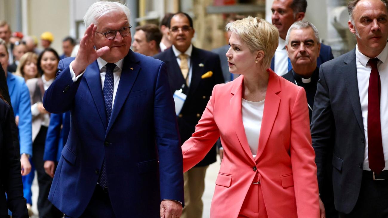 Diplomaten on Tour in MV: Bundespräsident mit Diplomaten in Mecklenburg-Vorpommern