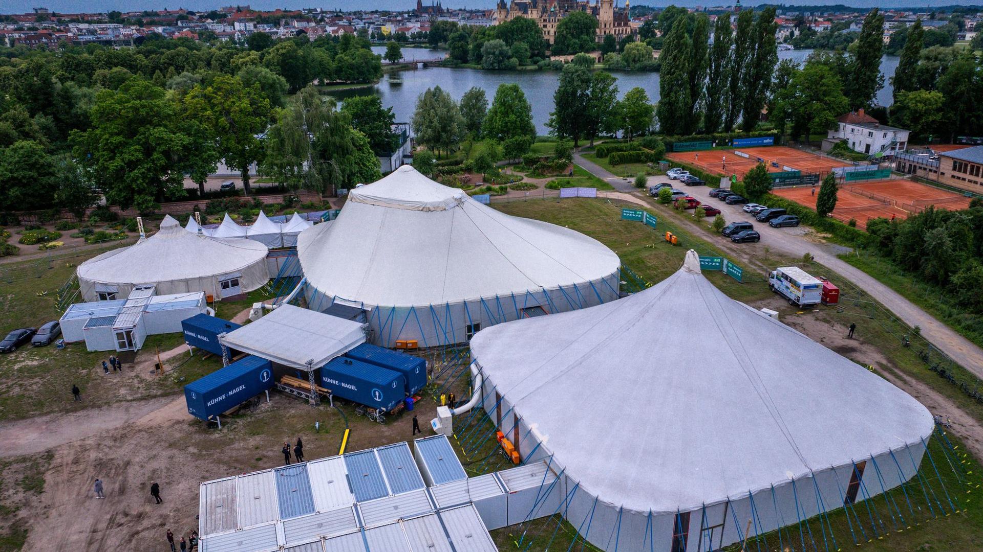 Theater: Premiere im Zelt - Start für Schweriner Schlossfestspiele
