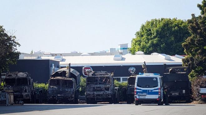  Sechs Bundeswehr-Fahrzeuge sind am Samstagabend in Erfurt in Brand geraten. Die Kriminalpolizei ermittelt wegen Brandstiftung.