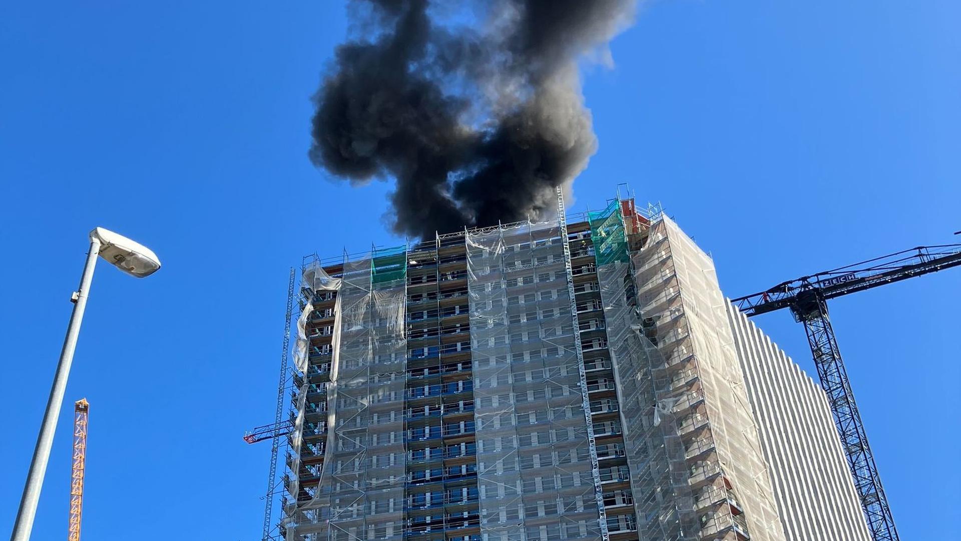 Notfälle: Feuer auf Berliner Hochhaus-Baustelle