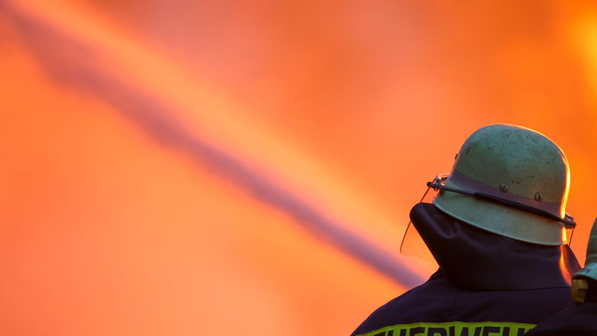Löscharbeiten bei Hitze: Drei Reihenhäuser in Bremen in Flammen