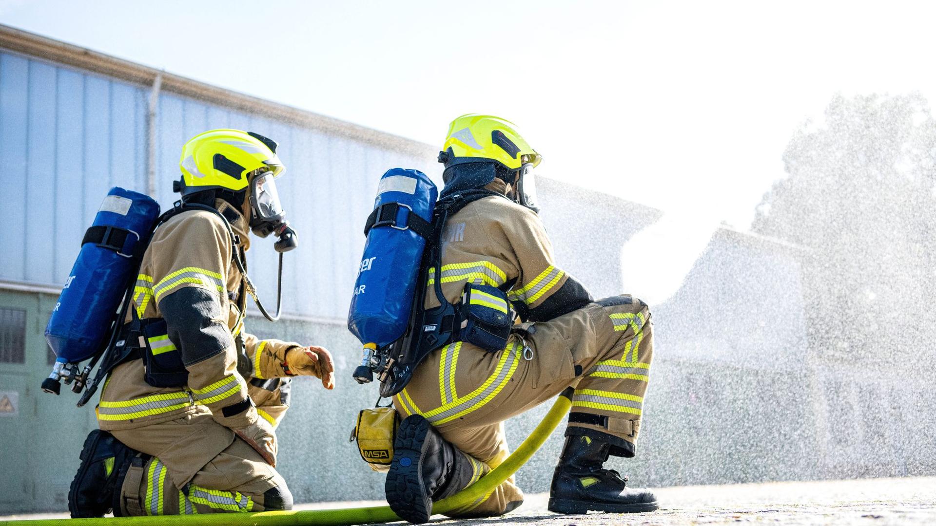 Warnung an Anwohner: Großbrand zerstört Lagerhalle in Bremen