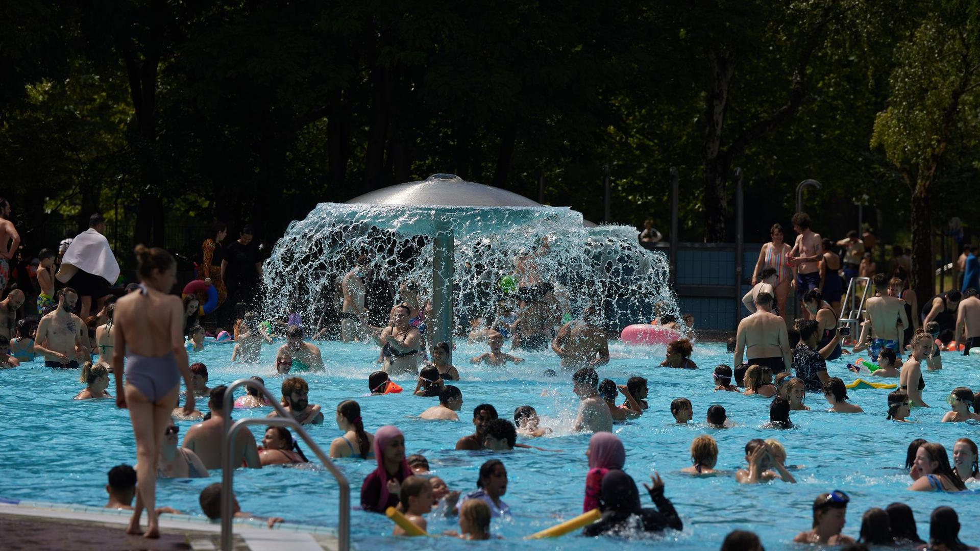 Heißer Sommer: Hitze in Berlin - Bäder bereiten sich auf Ansturm vor