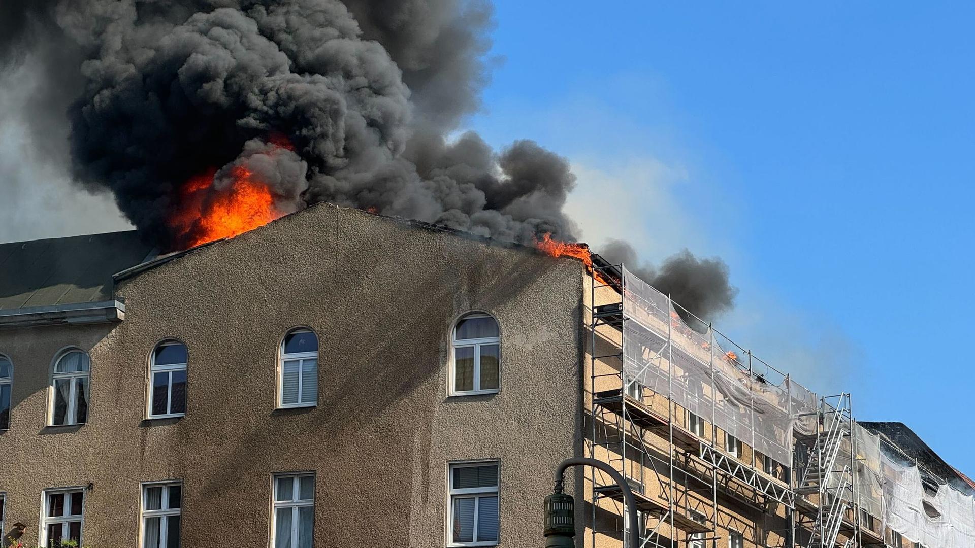Brände: Feuer in Schöneberger Mehrfamilienhaus - Mann in Krankenhaus