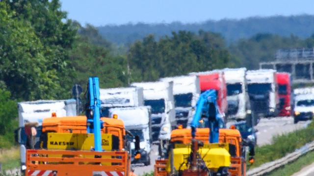 Fahrbahn gereinigt: A2 nach Speiseöl-Unfall wieder teilweise freigegeben