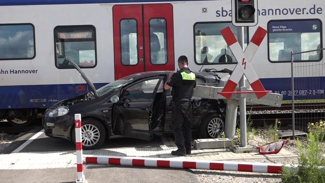 Seniorin übersieht Zug: Auto und S-Bahn stoßen bei Hannover zusammen
