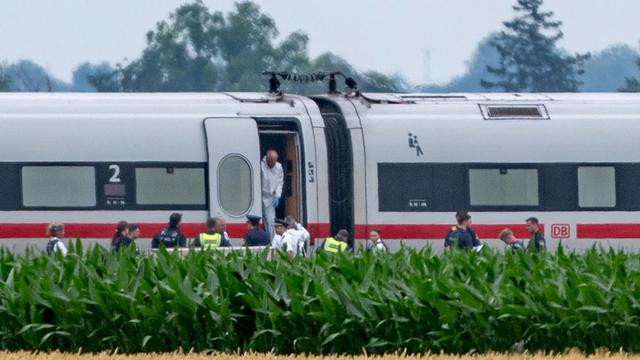 Ermittlungen: ICE-Fahrgäste greifen bei Angriff mutig ein - Motiv unklar
