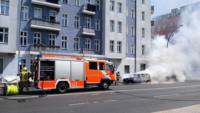 Brände: Feuerwehr löscht brennendes Auto in Friedrichshain