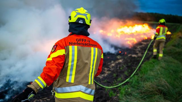 Vegetationsbrand: Feuerwehr löscht Flächenbrand in Celle