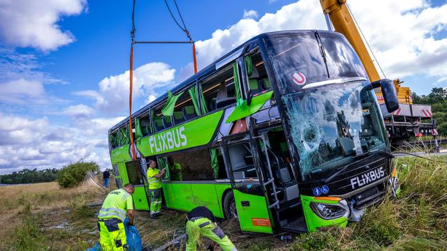 Unfall: Nächtlicher Busunfall - viele Verletzte, unklare Ursache