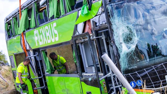 Unfall: Flixbus kippt um - mehr Verletzte