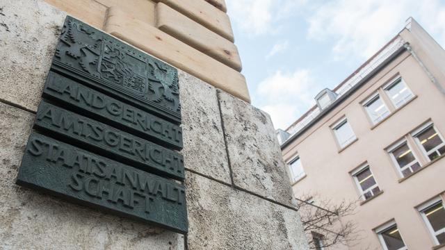 Kriminalität: Frau aus Fenster geworfen - Lebenslange Haft für Ehemann
