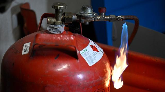 Beim Grillen im Schulhof: Gasflasche gerät auf Schulfest in Brand