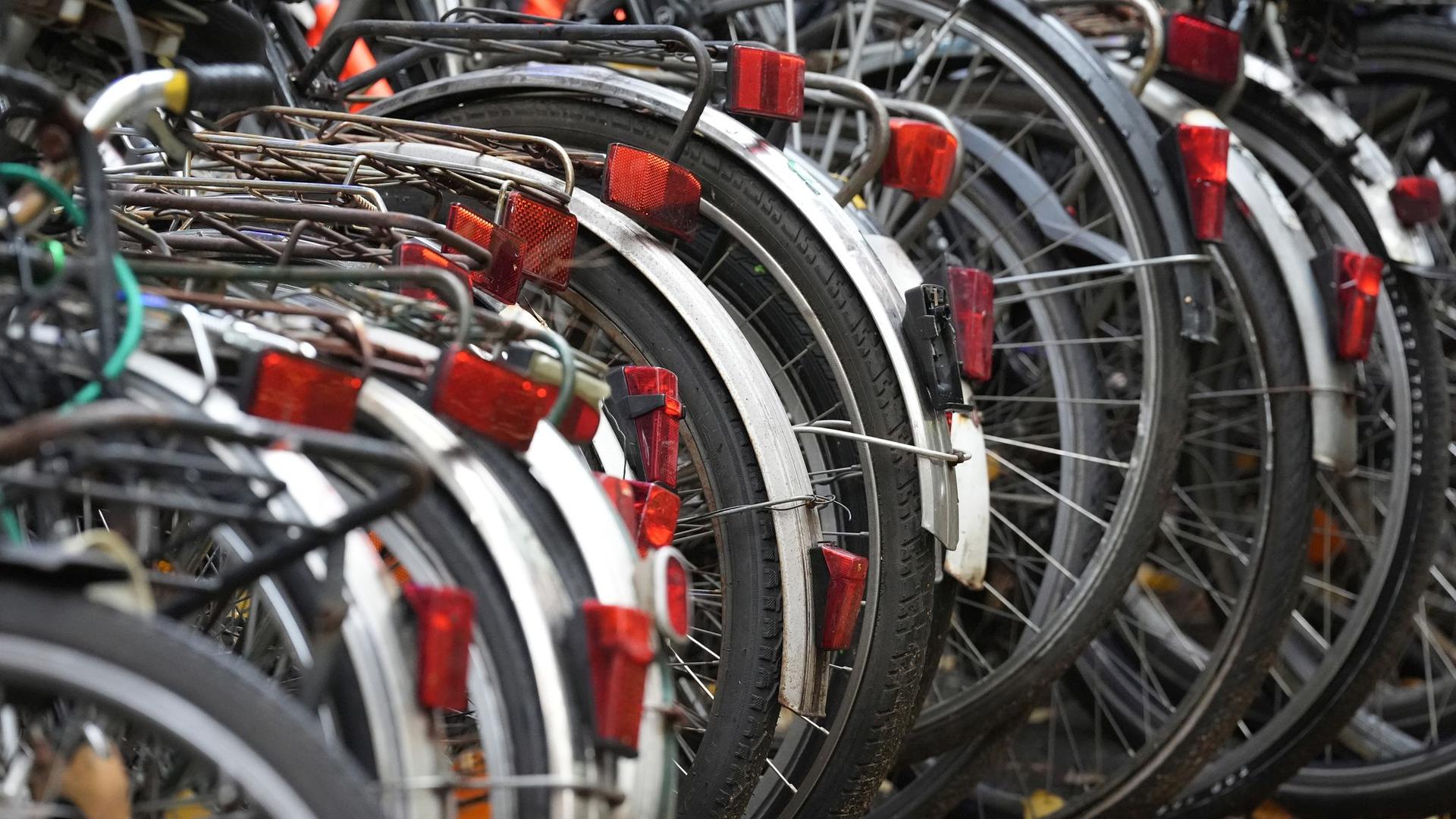Mobilität: In Rostock steigt die Zahl der abgestellten "Schrotträder"