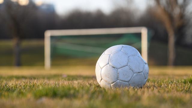 Ball gegen Hauswand geschossen: Kinder beim Fußballspielen mit Soft-Air-Waffe bedroht